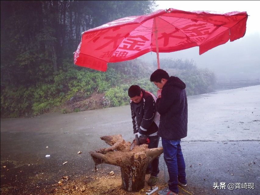 闲着也是闲着，做一张根雕茶桌，没事的时候喝喝茶