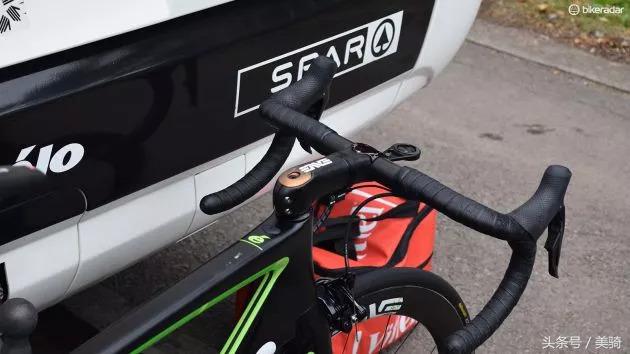 器材盛宴环英国上的车手战车