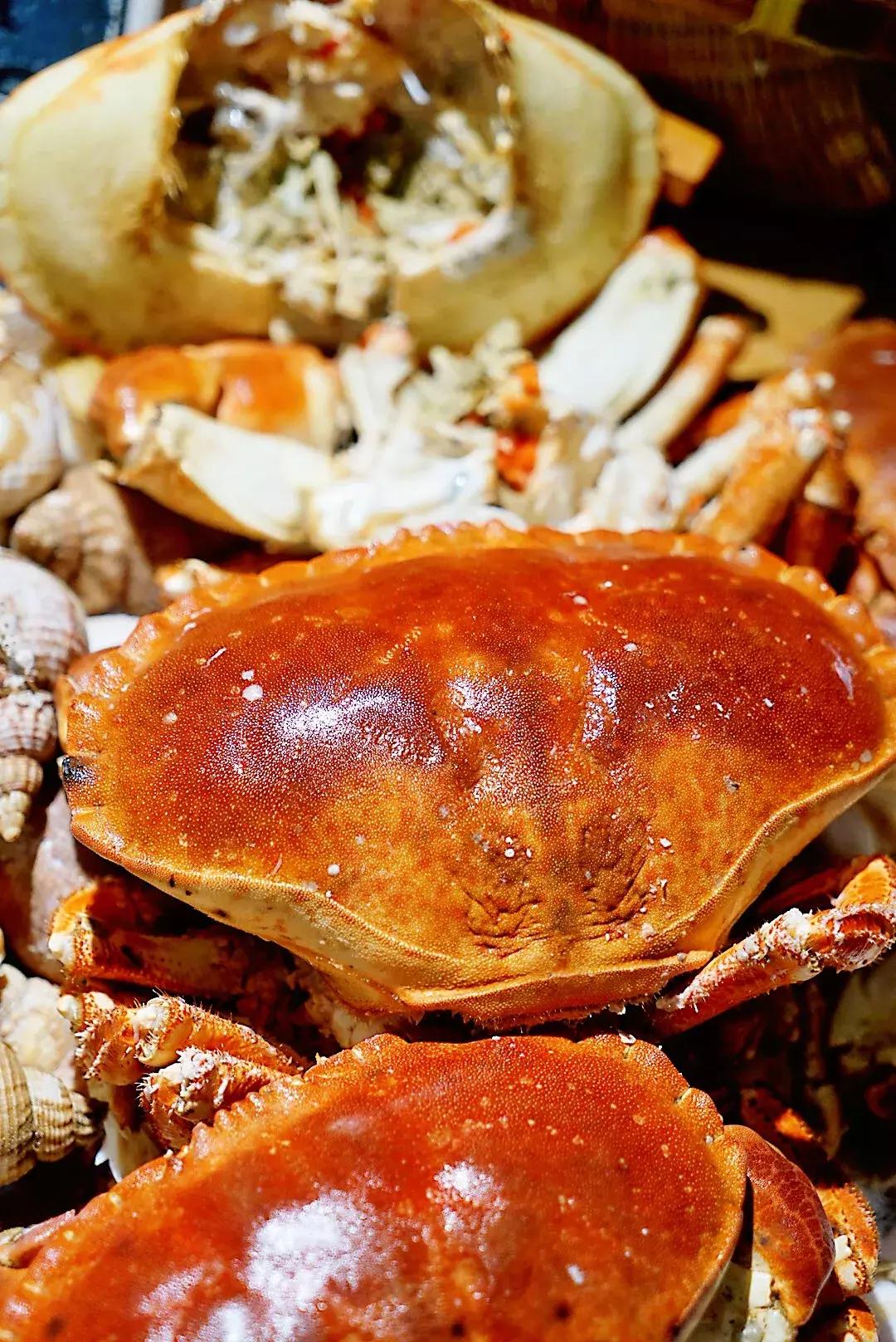 蟹黄味蟹香馥郁入口松脆,蟹黄的肥美鲜香