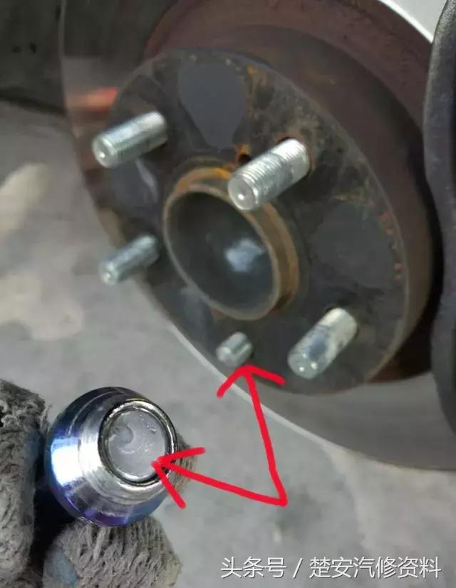 轮胎螺丝拧得太紧行驶中会断吗,汽车轮胎螺丝断了一个有什么影响