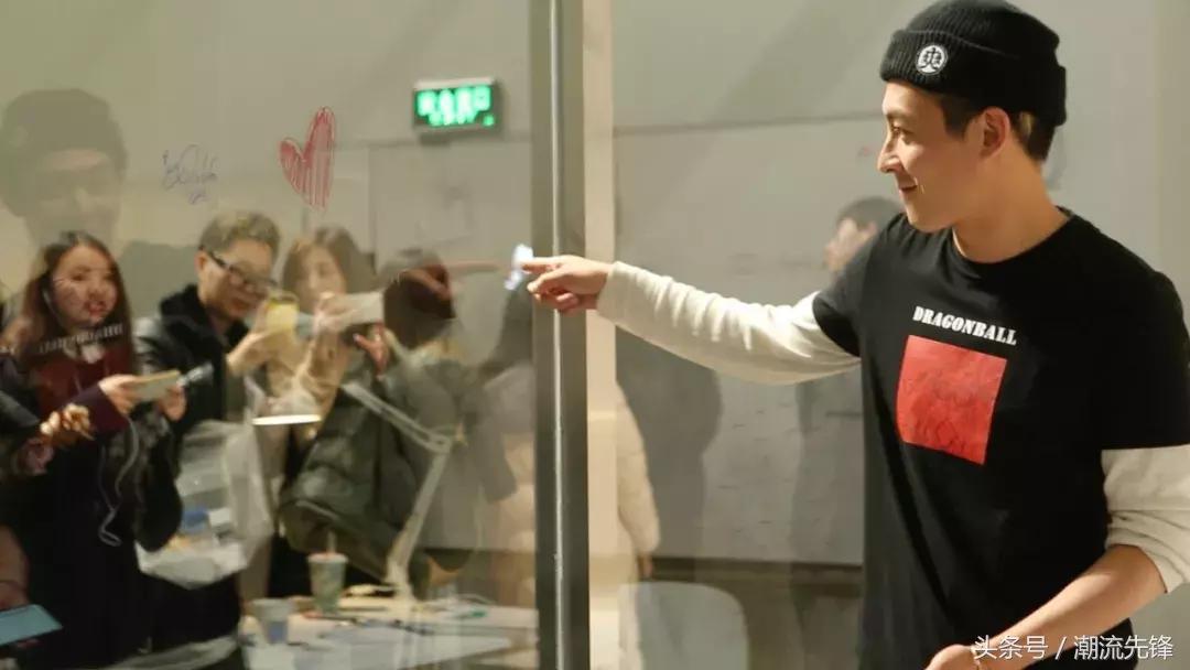 陈冠希给女儿设计鞋,陈冠希为女儿穿潮牌