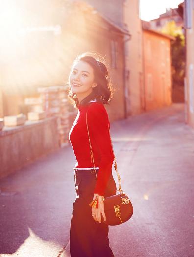 高圆圆穿玫红大衣,高圆圆推荐斐乐老花连衣裙