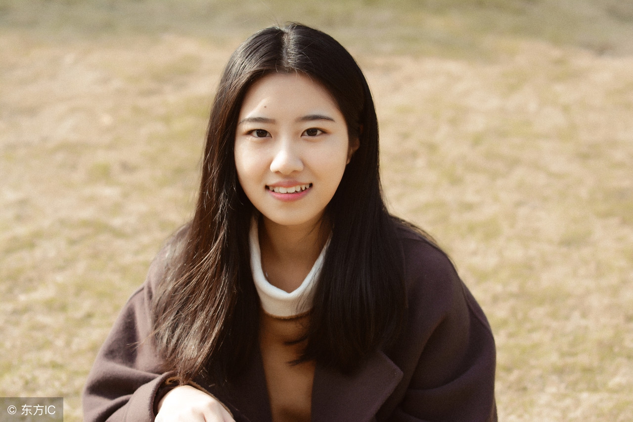 我们走到林边时天已经亮了，可看着眼前的密林，依旧阴森森的