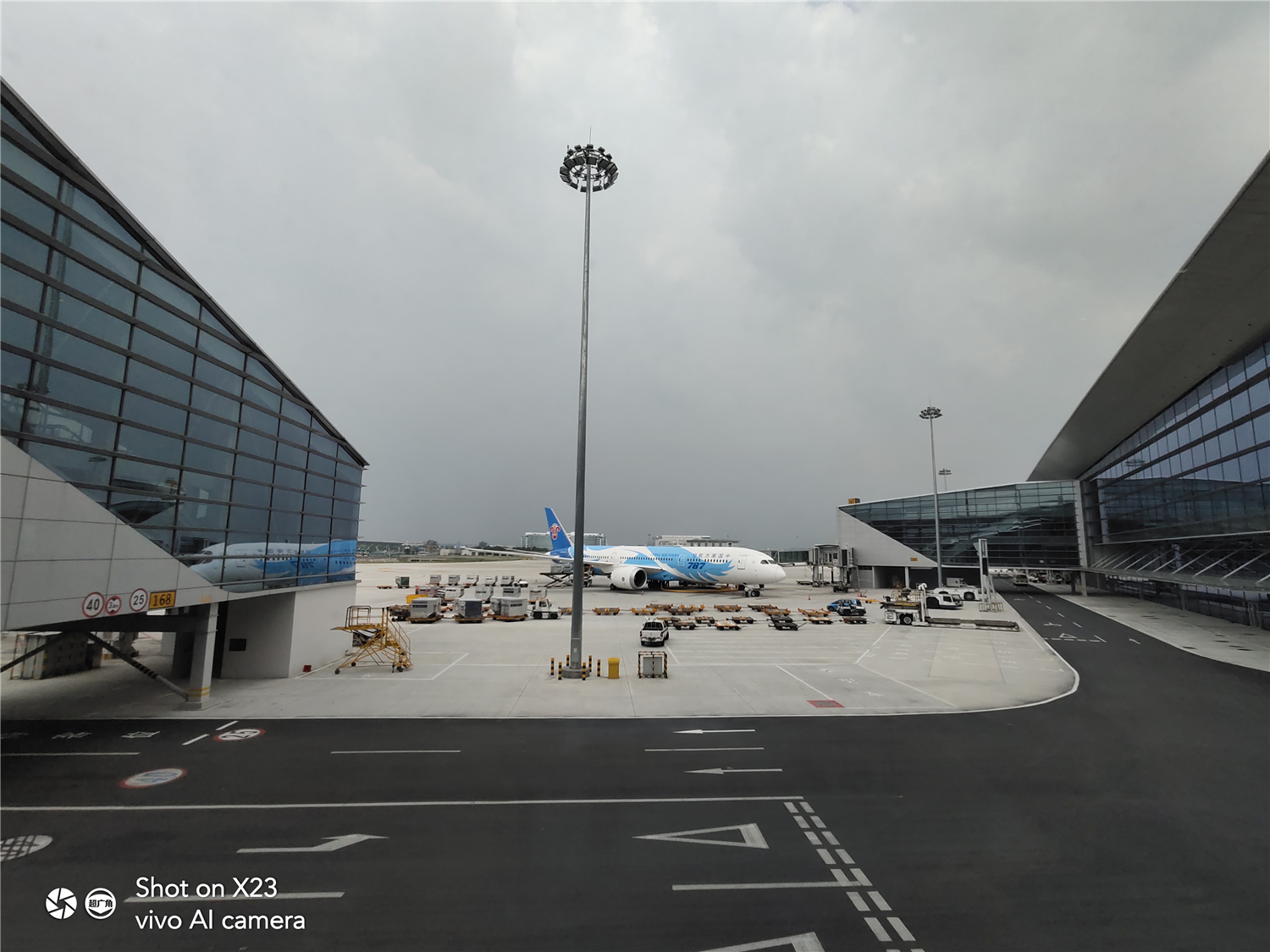 vivox23最好的功能,vivox23评测外观惊艳拍照更惊人