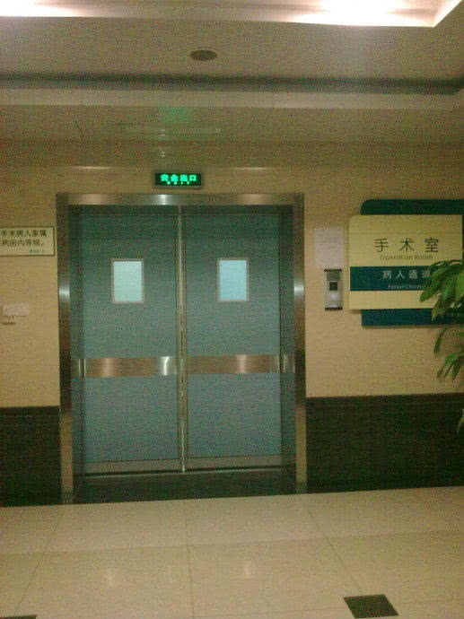 产后男实习生给产妇缝针，缝错针态度还如此傲慢丈夫当面给他一拳