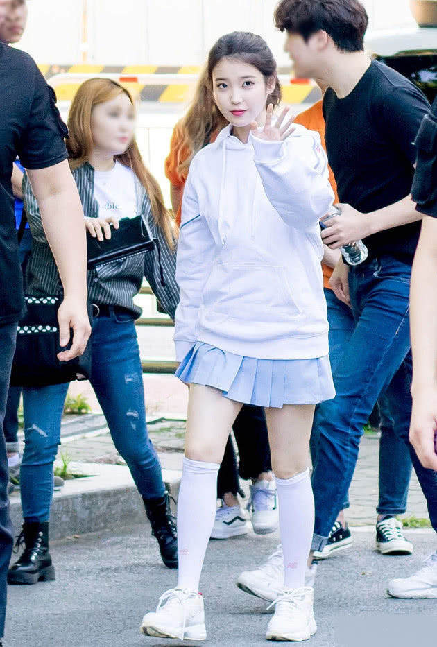 李知恩的腿穿平底鞋,李知恩穿长裤子