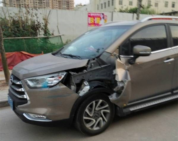 交通事故对方逃逸要太多算敲诈吗,发生交通事故对方逃逸怎么赔偿