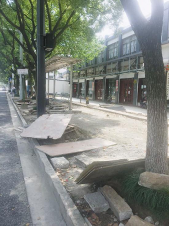 小女孩被路边石板绊倒眼角缝了11针责任在谁？