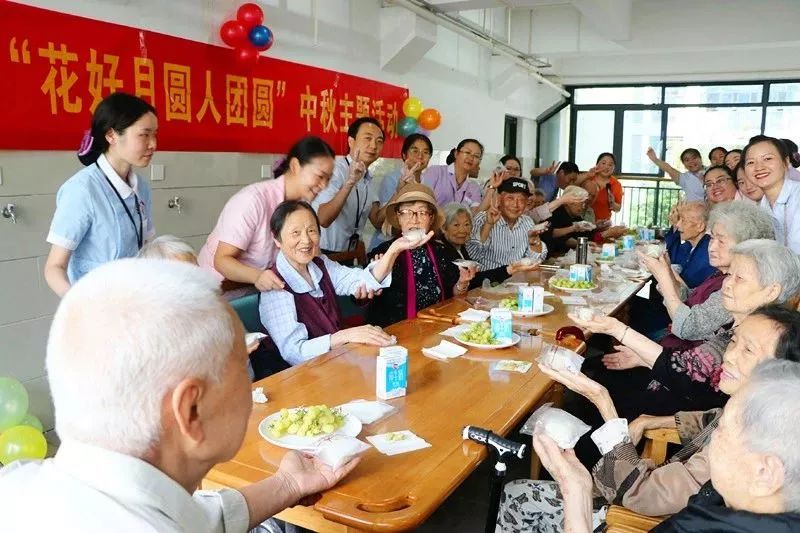 节日丨老人、孤残儿童、流浪人员……没有家人的陪伴，他们同样幸福过节