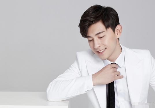 邓伦回老家当伴郎，被曝送99万份子钱，本人发表情包暗示家里没矿