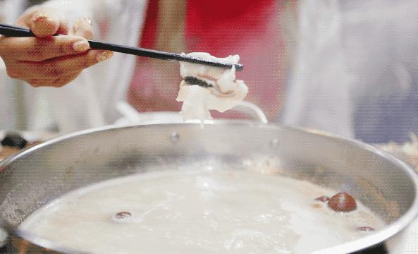 要火！用鲍鱼熬的精华汤底，还涮着“透明”的菜！