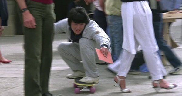 成龙喜剧动作片刺激幽默观众欢乐,成龙表演过的危险特技电影