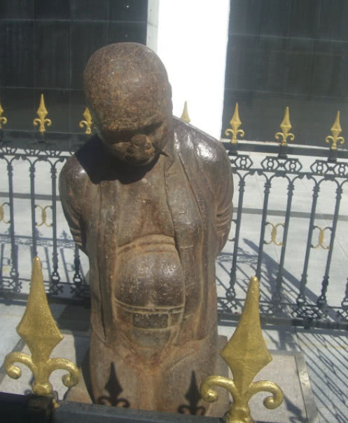 蔡九龄与秦桧,蔡九龄为什么会跪着