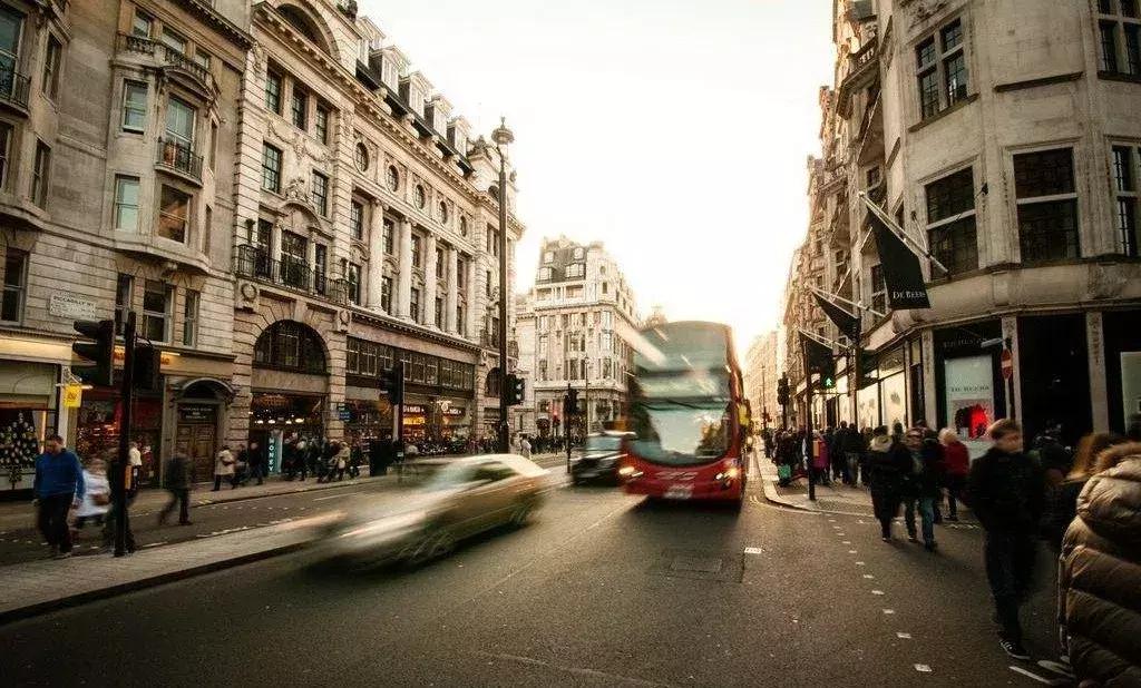 深圳女子站在马路上寻死,深圳女孩过马路结果横死街头