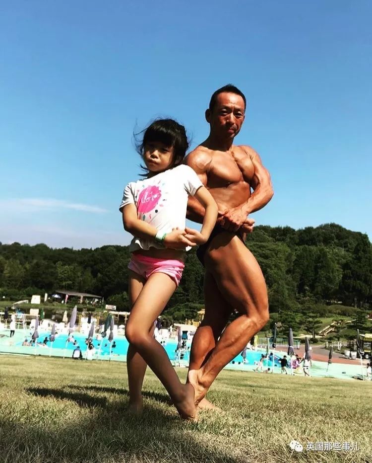 捧着仓鼠晒肌肉……这位“杀手”大叔的画风真是健身界的一股清流