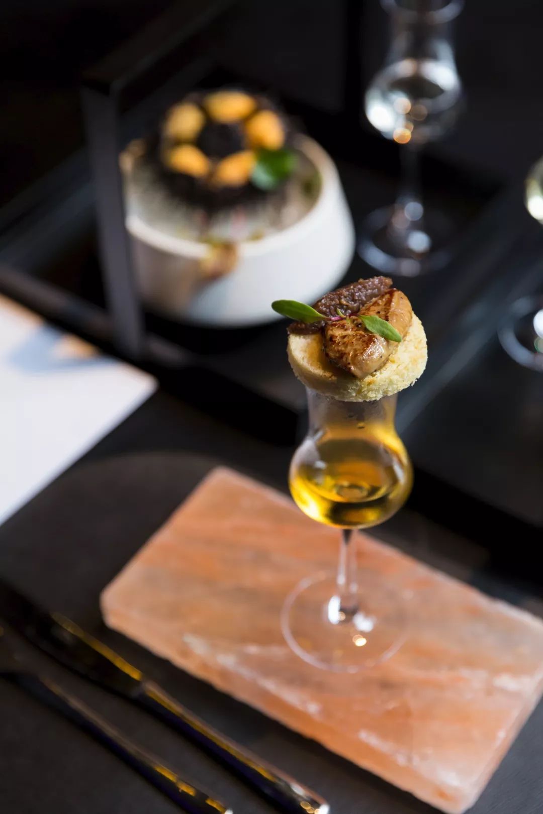 这只“大公鸡”一开业就王炸，5000瓶限量好酒碾压沙雕土豪！