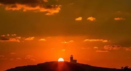 人不让，车不让，妙龄女生横死街头：别把自己脑袋拴别人裤腰带上