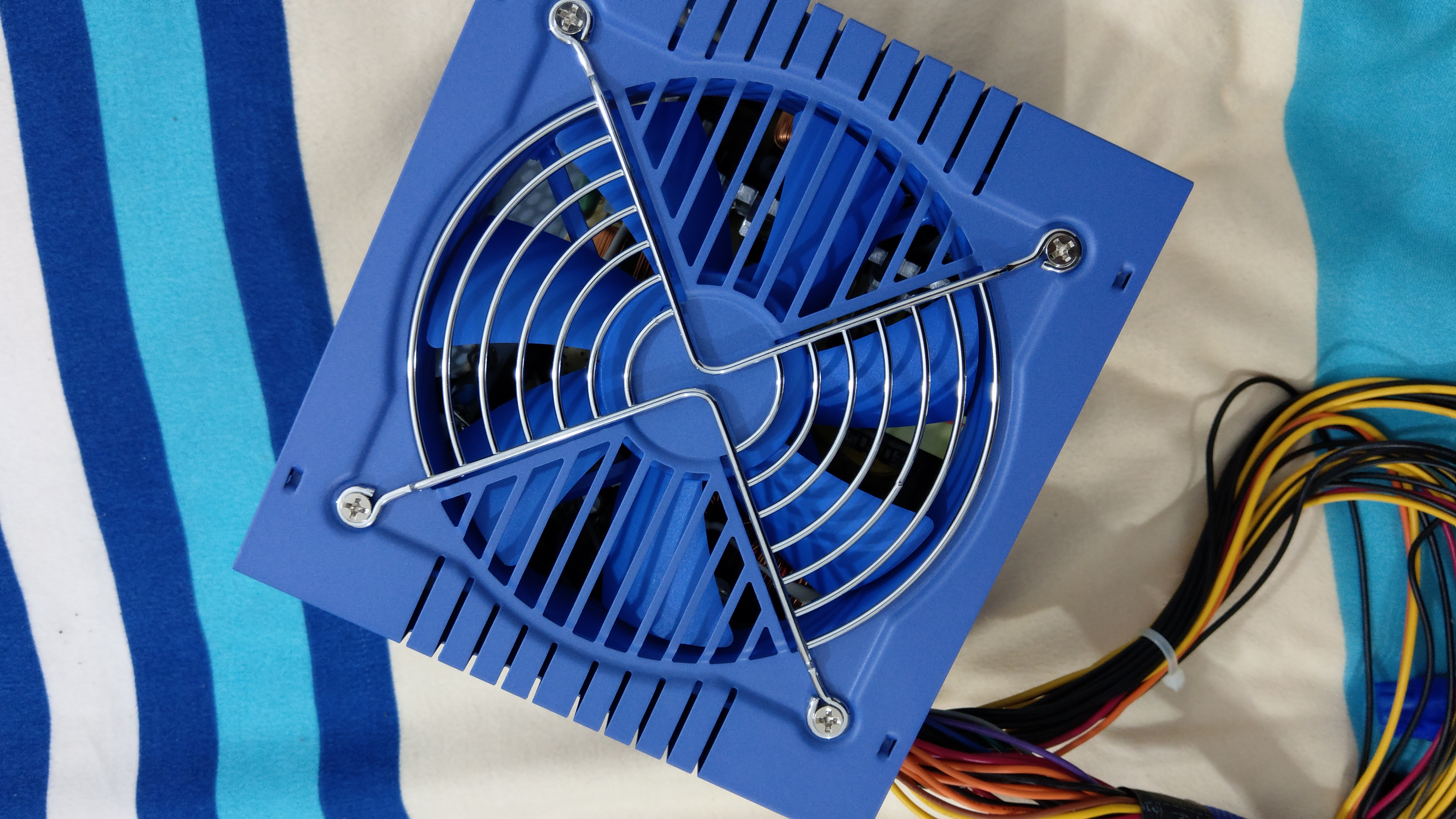 两款同功率不同品牌的电源,不同价格电脑电源推荐