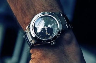 复刻表的金色是什么材质,复刻表会用蓝宝石玻璃镜面吗