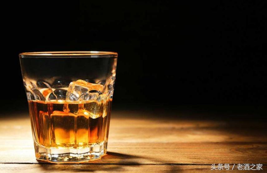威士忌瓶内有沉淀物是不是假酒,威士忌怎么会有蜡质感