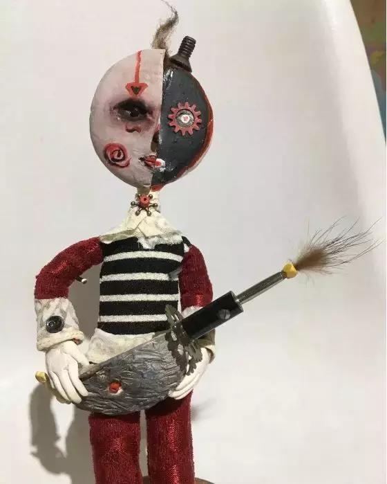 12岁男孩用捡来的破烂，打造出一个暗黑王国，吓哭一票成年人……