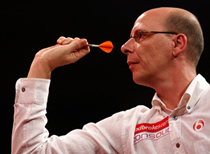 飞镖正确手势图解,牙签飞镖的正确手势