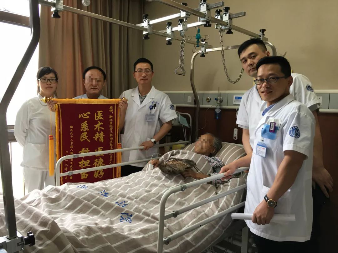 老人压缩性骨折躺多久能下地,90岁老人耻骨骨折不治疗能活多久