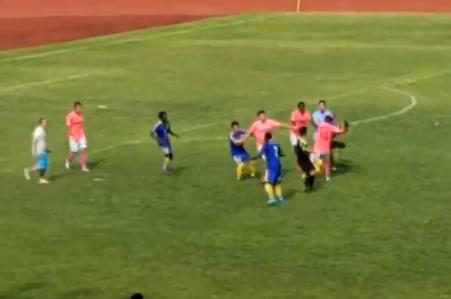 黑人外援做不雅手势惨遭多人围殴，桂林业余比赛上演数十人大战