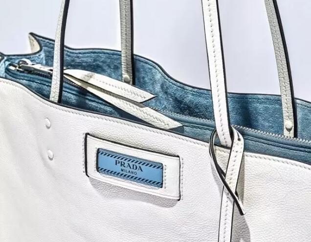 普拉达杀手包有多重,普拉达杀手包有肩带吗