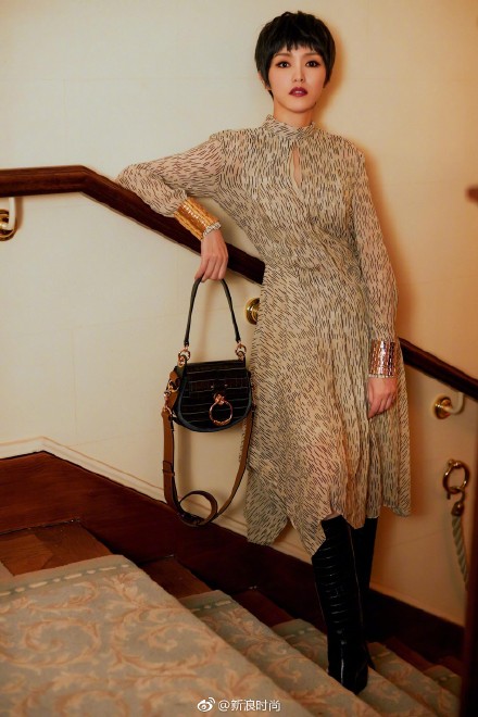 唐嫣超短发亮相巴黎时装周,唐嫣时装周看秀造型曝光