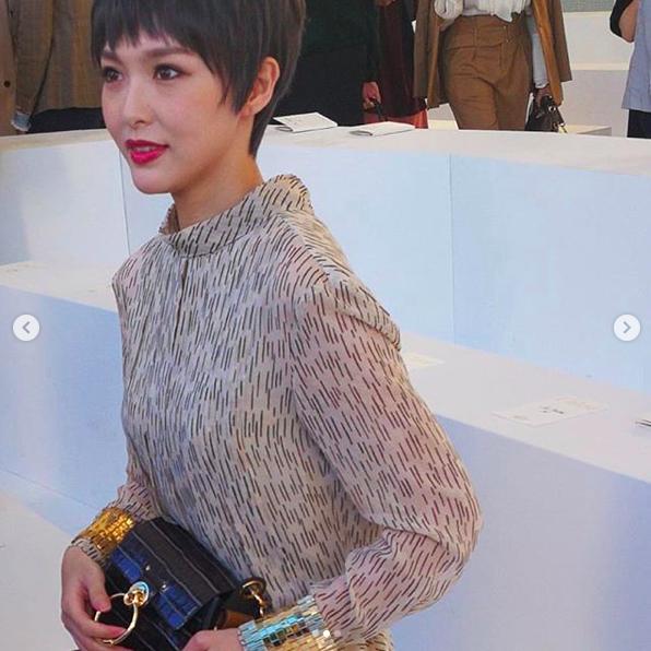 唐嫣超短发亮相巴黎时装周,唐嫣时装周看秀造型曝光