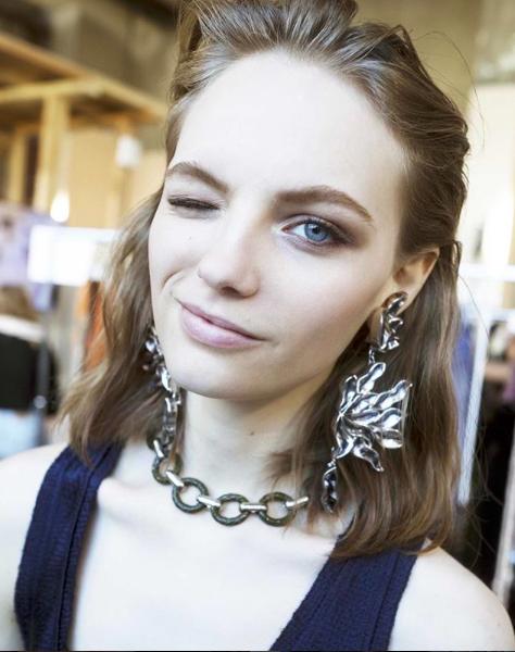 唐嫣超短发亮相巴黎时装周,唐嫣时装周看秀造型曝光