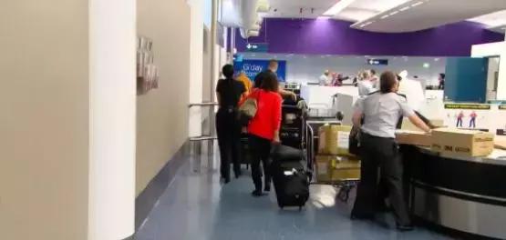 中国大妈出国探望儿子，行李箱被打开的那一刻，所有人都惊呆了！