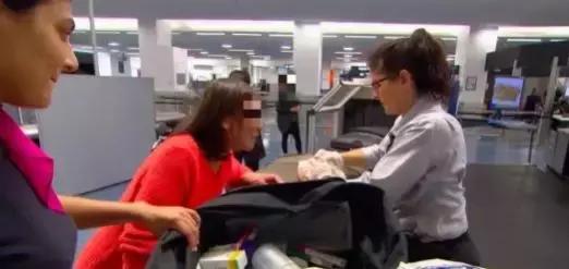 中国大妈出国探望儿子，行李箱被打开的那一刻，所有人都惊呆了！