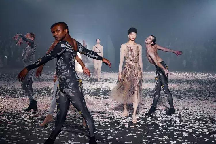 戚薇霸气走秀,唐嫣戚薇机场街拍大全