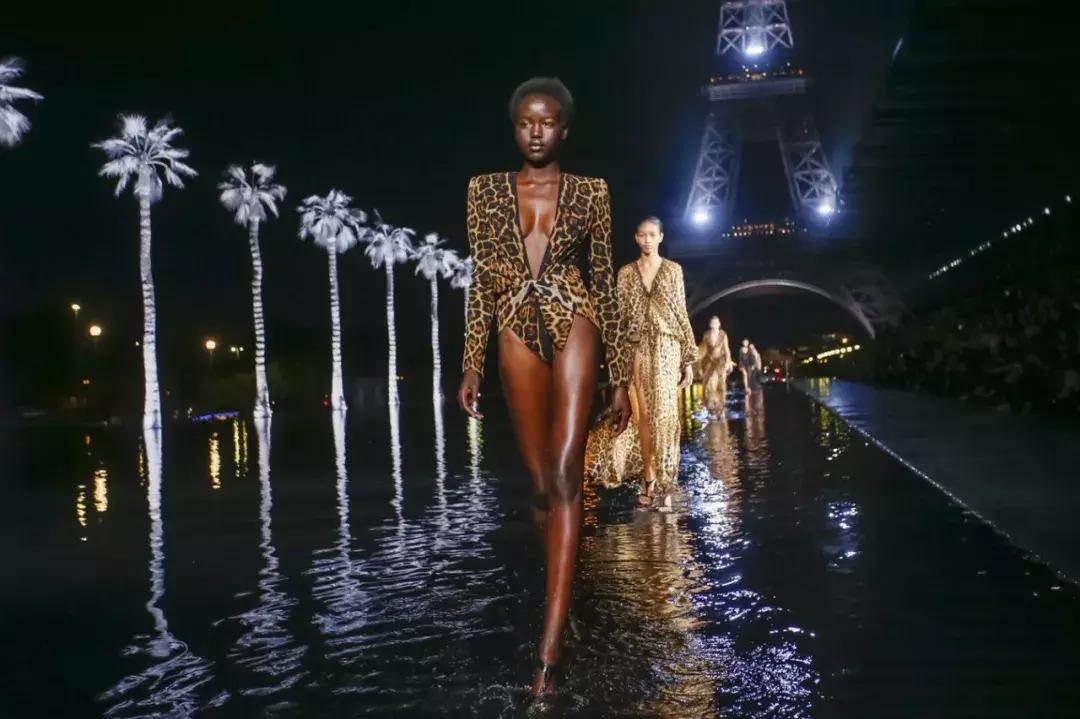 戚薇霸气走秀,唐嫣戚薇机场街拍大全