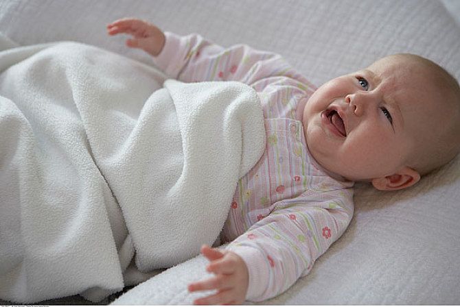 宝宝睡觉老是惊醒，哭闹不止，宝妈们知道是什么原因吗？