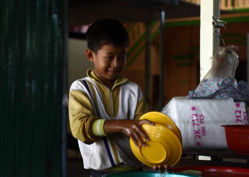 孩子觉得父母穷怎么开导,孩子发现父母很穷怎么教育