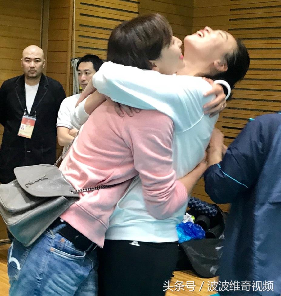 郎平惠若琪魏秋月同框观赛,女排首战告负郎平透露朱婷伤情