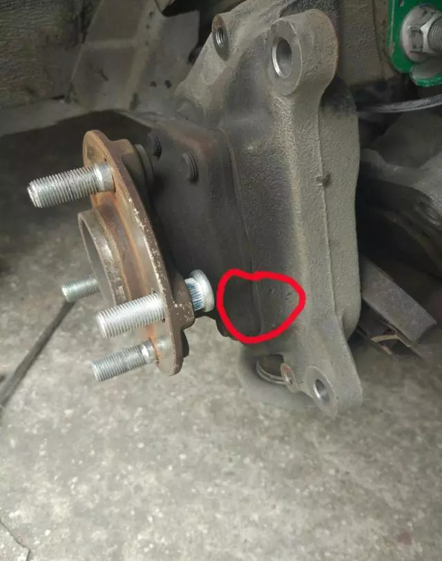 汽车轮胎螺丝断了一个有什么影响,为何汽修厂轮胎螺丝拆卸那么轻松