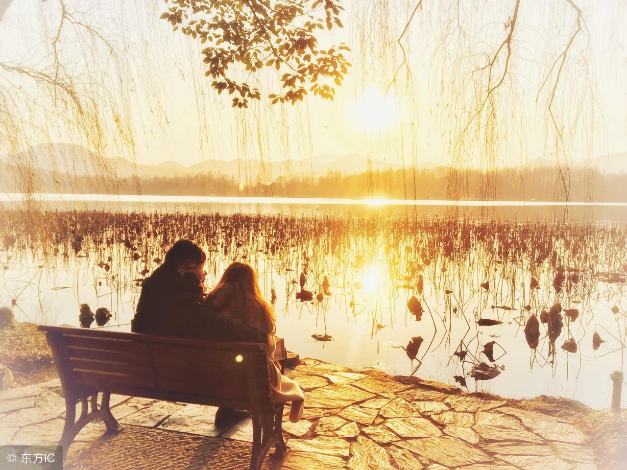 和舍友聊不来该怎么做呢,跟其中一个舍友相处不来怎么办