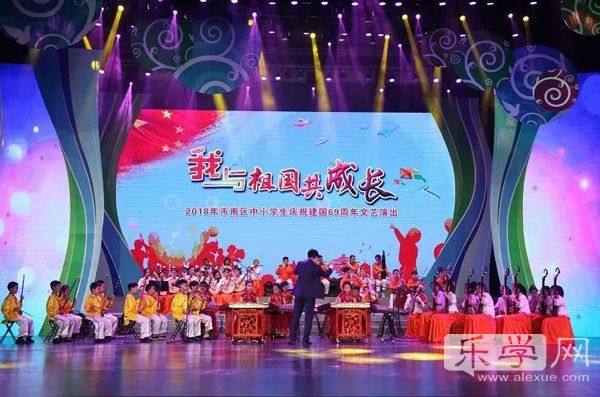 中小学生共庆国庆节舞蹈,小学师生载歌载舞礼赞新中国