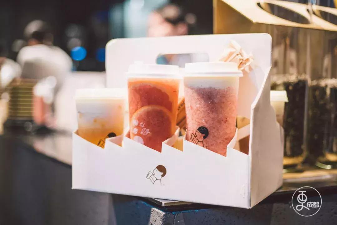 今天刷爆成都人朋友圈的网红奶茶店，卖起了五粮液水果茶和川菜！