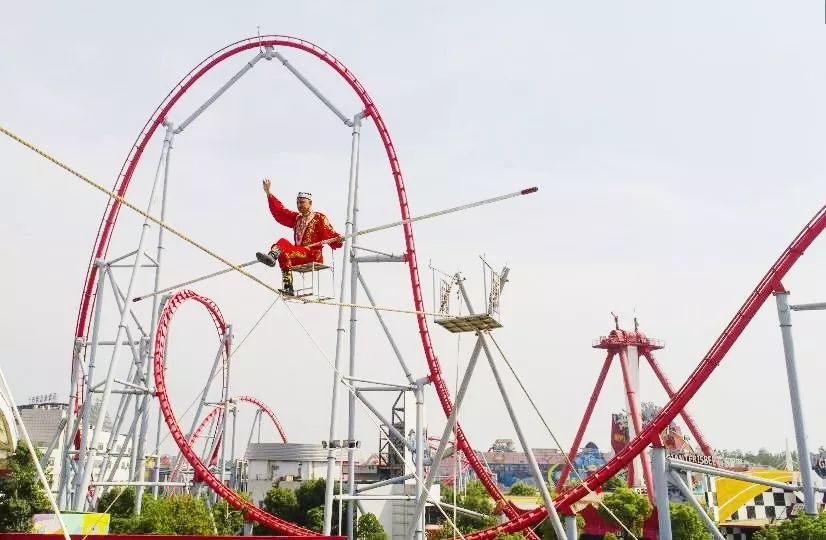 达瓦孜传人天门山走钢丝 (达瓦孜蒙眼走钢丝完整版)