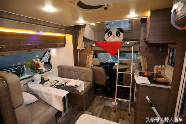国产依维柯宝迪底盘改装的C型房车2个会客区可睡6人，售59.99万