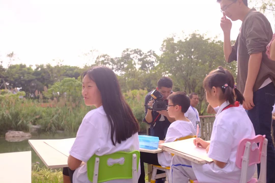 绿·道——天府绿道采风写生作品展巡展亮相锦城湖，小朋友们写生忙