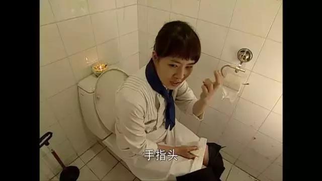 上厕所时发现厕所没纸了怎么办,原来上厕所没纸还能这样做