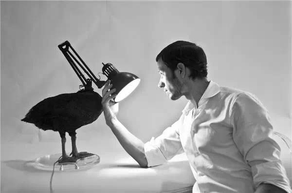 到底发生了什么？他把12个前女友都做成了高跟鞋？到底是真的假的