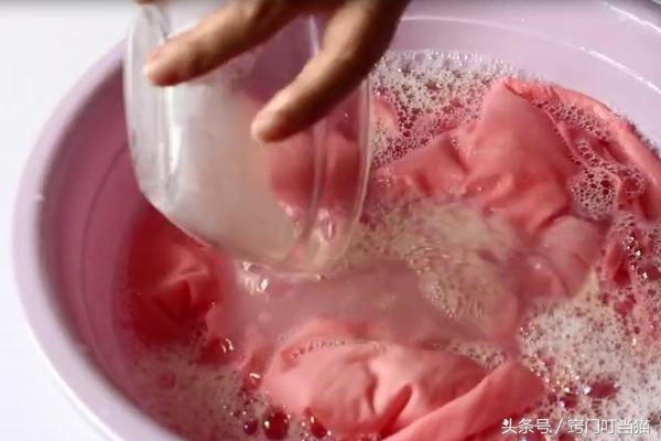 白醋洗衣粉泡发黄的衣服,衣服发黄只用洗衣粉