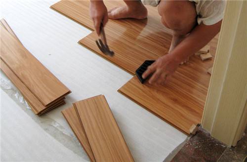 家里的木地板总是翘起，该怎么办？我来教你！